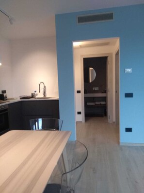 Fridge, oven, stovetop, dishwasher - Beautiful design apartment with shared pool and view on the gulf (Lerici)