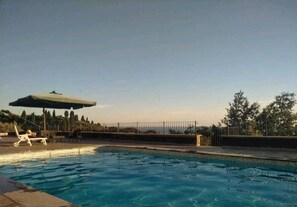 Outdoor pool - Beautiful design apartment with shared pool and view on the gulf (Lerici)