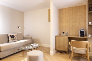 En 43-tommers TV med kabel-kanaler samt Netflix og smarthøyttalere