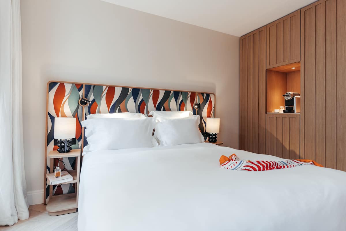 2 bedrooms, free minibar items, in-room safe, desk