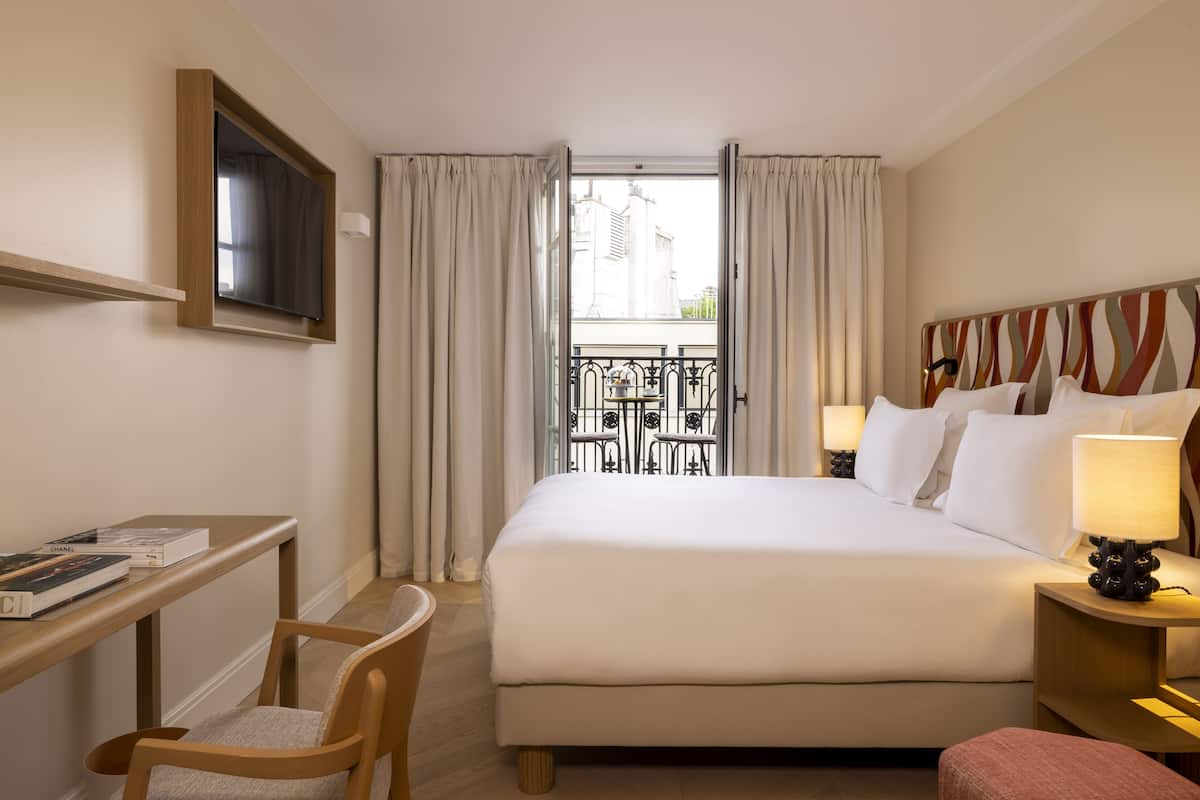 Deluxe Room, Balcony | 2 bedrooms, free minibar items, in-room safe, desk