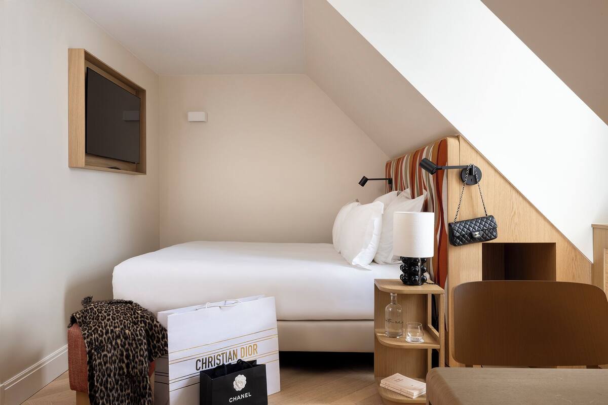 Superior Mansard Room | ミニバーのアイテム (無料)、セーフティボックス (室内)、デスク、ノートパソコン用作業スペース