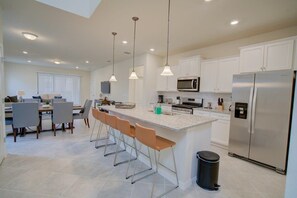 Fridge, microwave, oven, stovetop - Charming 6BR Villa by Disney w/ Pool/Comfy Spaces (Davenport)