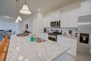 Fridge, microwave, oven, stovetop - Charming 6BR Villa by Disney w/ Pool/Comfy Spaces (Davenport)