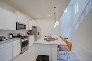 Fridge, microwave, oven, stovetop - Charming 6BR Villa by Disney w/ Pool/Comfy Spaces (Davenport)