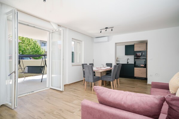 Appartement, plusieurs lits | Coin séjour