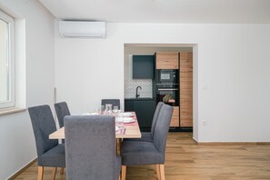 Appartement, plusieurs lits | Cuisine privée | Réfrigérateur, micro-ondes, four, plaque de cuisson