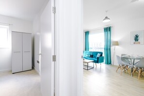 City Apartment | Ruang tamu | TV 