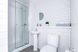 City Apartment | Bathroom - City Centre Manchester 2 Bed Apartment (Manchester)