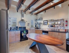 Réfrigérateur, micro-ondes, plaque de cuisson, lave-vaisselle