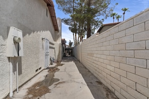 Property grounds - 3 miles to the strip 1 BR 1 bath with private entry/yard In-Law house. Peaceful (Las Vegas)