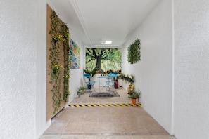 Interior - 3 miles to the strip 1 BR 1 bath with private entry/yard In-Law house. Peaceful (Las Vegas)