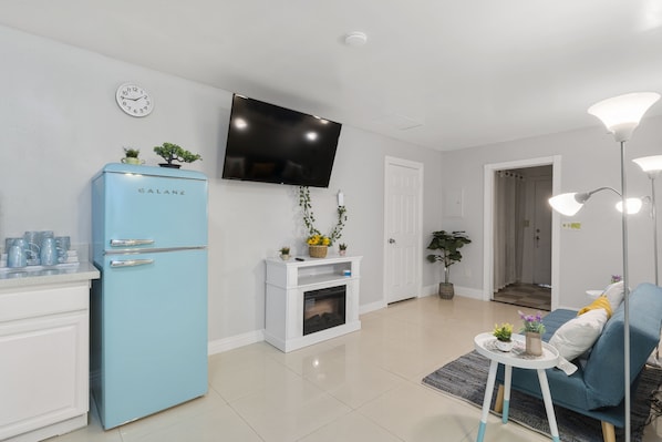 Smart TV, fireplace - 3 miles to the strip 1 BR 1 bath with private entry/yard In-Law house. Peaceful (Las Vegas)