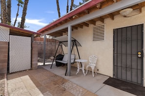 Terrace/patio - 3 miles to the strip 1 BR 1 bath with private entry/yard In-Law house. Peaceful (Las Vegas)