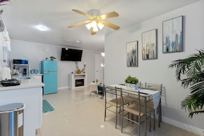 Dining - 3 miles to the strip 1 BR 1 bath with private entry/yard In-Law house. Peaceful (Las Vegas)