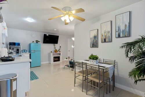 3 miles to the strip 1 BR 1 bath with private entry/yard In-Law house.  Peaceful