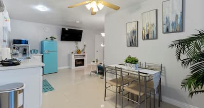 3 miles to the strip 1 BR 1 bath with private entry/yard In-Law house. Peaceful