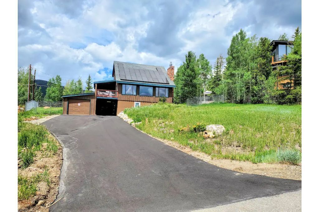 Private hot tub, Trails, Deck, Incredible views !