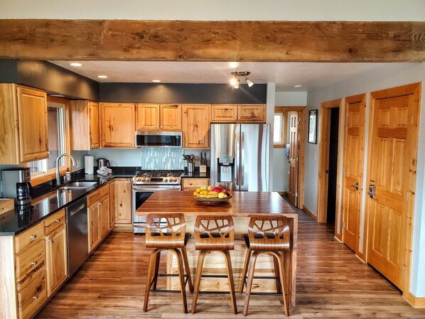 ثلاجة، ميكروويف، فرن، موقد طهي مسطح