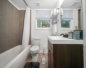 Bathtub, hair dryer, towels, soap - Cool vibe, quiet spot near downtown (Nashville)