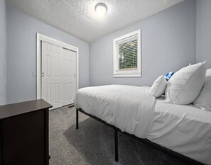 3 bedrooms, iron/ironing board, free WiFi, bed sheets - Cool vibe, quiet spot near downtown (Nashville)