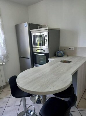 Réfrigérateur, four à micro-ondes, un four, lave-vaisselle