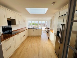 Fridge, microwave, oven, dishwasher - Fabulous Beach Front Holiday Location! - Pass the Keys (Lydd)