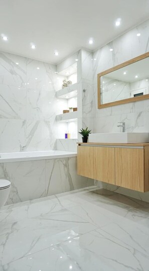 Combined shower/bathtub, towels, shampoo, toilet paper - Luxurious, modern, cozy apartment in Heraklion (Heraklion)