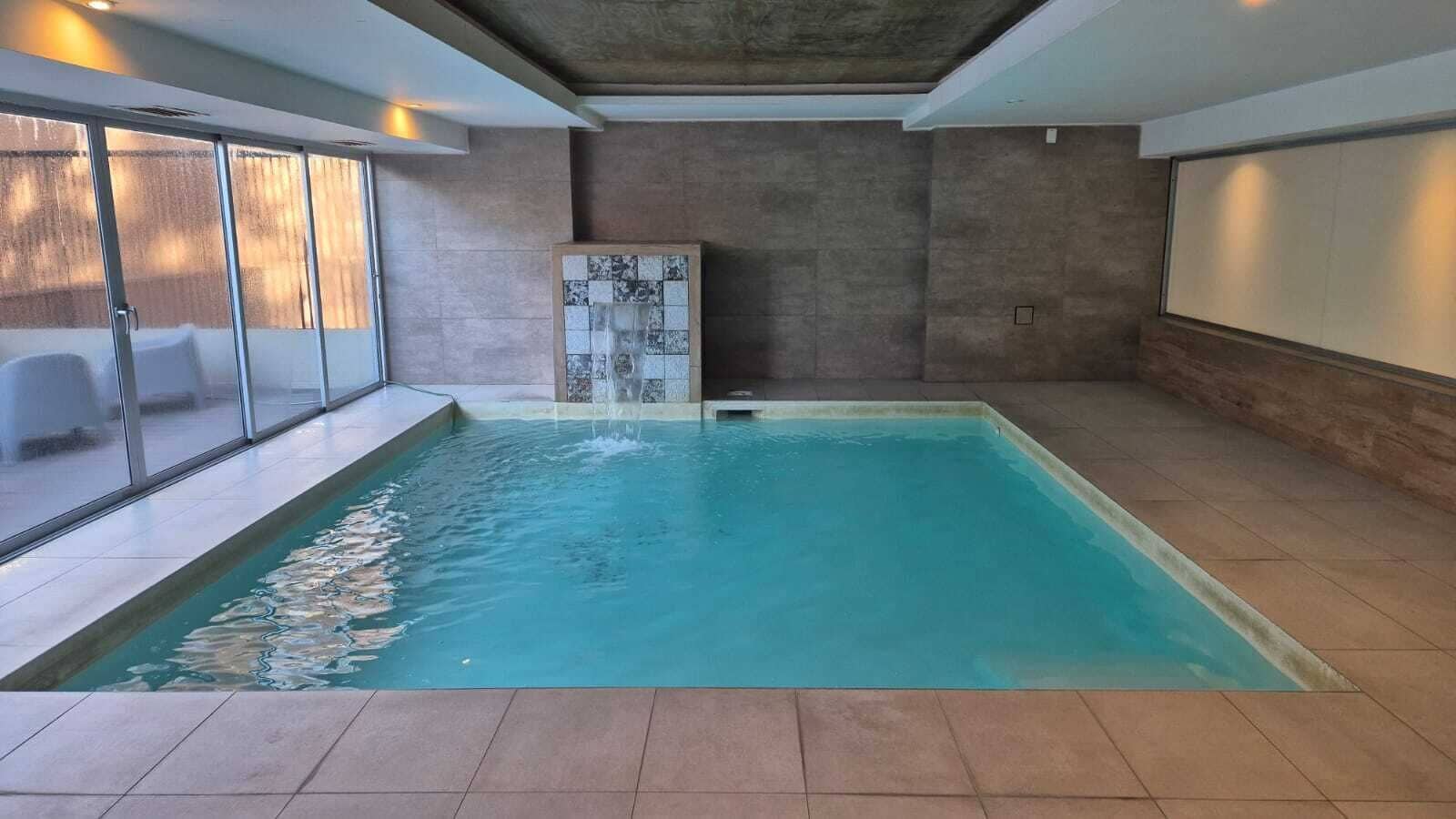 Una piscina techada, una piscina al aire libre de temporada