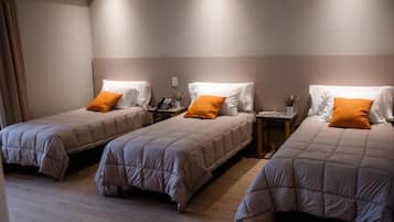 Habitación triple superior | Ropa de cama de alta calidad, edredón, camas con pillow-top y minibar