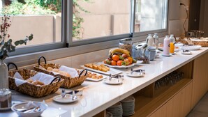 Ein reichhaltiges Frühstücksbuffet mit Speisen und Beilagen.