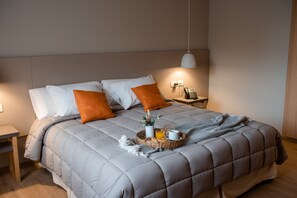 Sengetøy av topp kvalitet, dundyner, senger med overmadrass og minibar