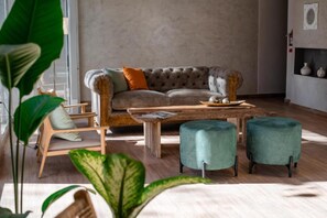 Lobby sitting area - Gran Hotel Dakar (Mendoza)