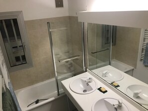 Articles de toilette gratuits, sèche-cheveux