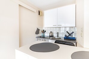 Een koelkast, een microgolfoven, een oven