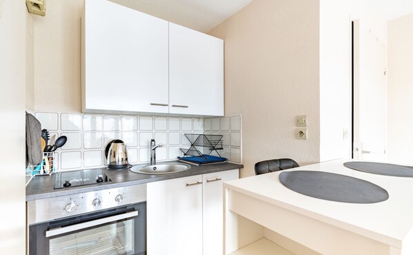 Fridge, microwave, oven, coffee/tea maker