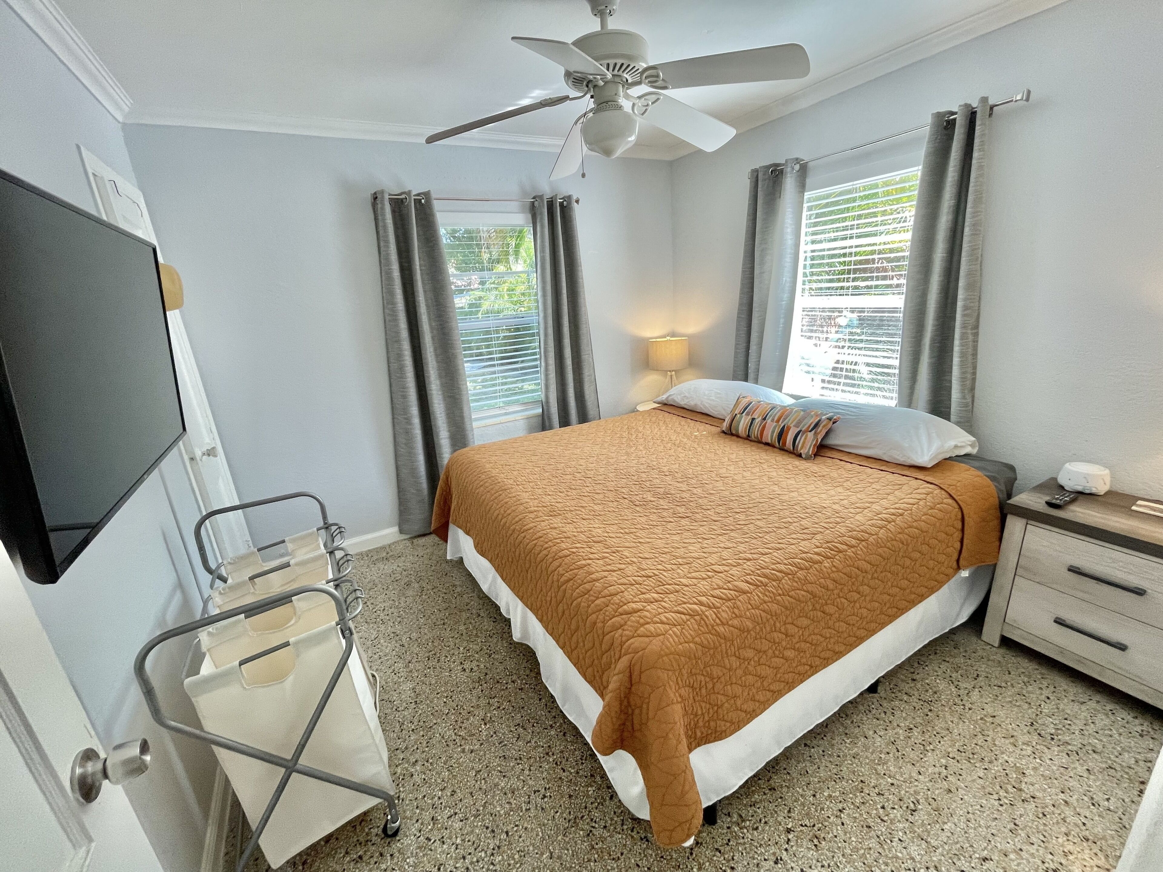 2 habitaciones, escritorio, tabla de planchar con plancha y wifi gratis 
