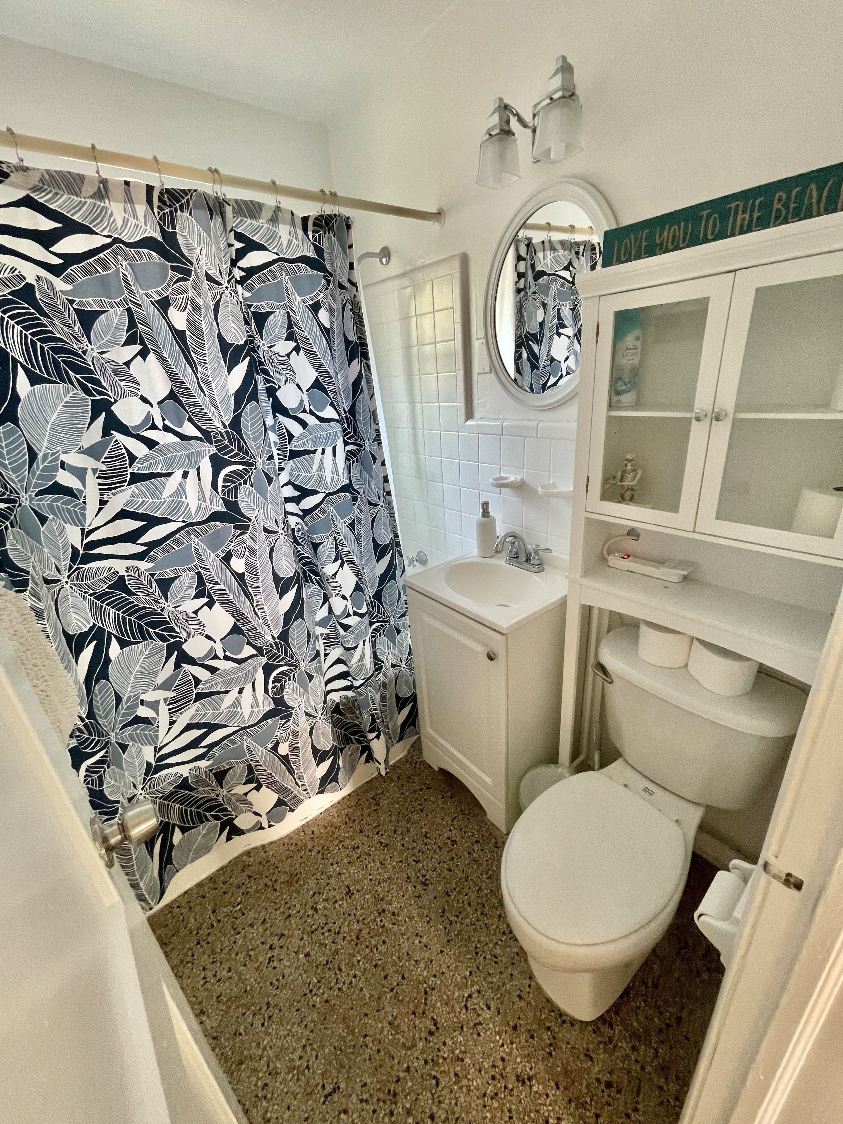 Tina, secadora de cabello, jabón, papel de baño 