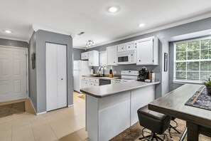 Kylskåp, mikrovågsugn, ugn och spishäll