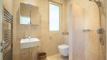 Kamar Double Eksklusif | Kamar mandi | Shower, pancuran hujan, pengering rambut, dan jubah mandi
