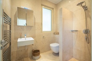 Exclusive-Doppelzimmer | Badezimmer | Dusche, Regendusche, Haartrockner, Bademäntel