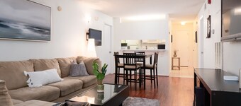 ❈❈ Spacious Condo with balcony mins to UF, Shands, and DOWNTOWN ❈❈