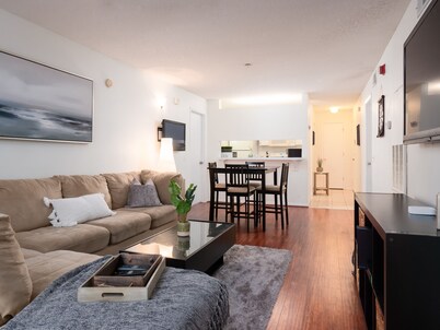 ❈❈ Spacious Condo with balcony mins to UF, Shands, and DOWNTOWN ❈❈