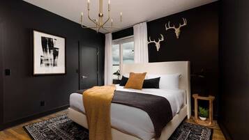 4 bedrooms, desk, iron/ironing board, travel crib