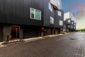 Exterior - The Willow - Rooftop w/ Skyline Views + Sauna! (Nashville)