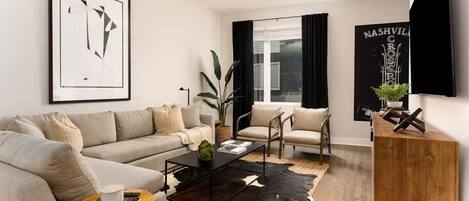 Smart TV, libros, estéreo y oficina