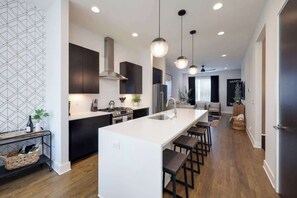 Fridge, microwave, oven, stovetop - The Willow - Rooftop Lounge w/ Skyline Views. (Nashville)