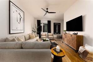 Smart TV, books, stereo, offices - The Willow - Rooftop w/ Skyline Views + Sauna! (Nashville)