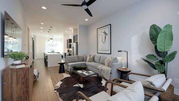 Smart-TV, Bücher, Stereoanlage, Arbeitsbereiche