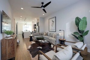 Smart TV, books, stereo, offices - The Willow - Rooftop Lounge w/ Skyline Views. (Nashville)